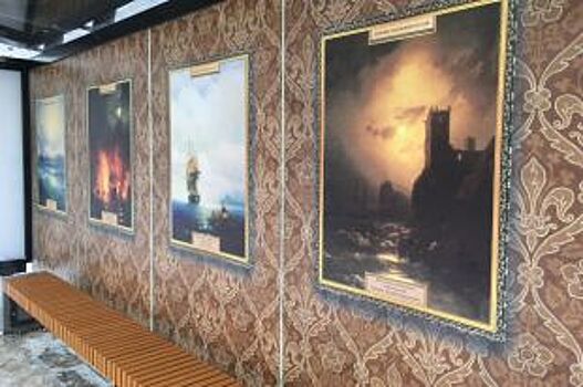 Импровизированная картинная галерея появилась на остановке в Сургуте