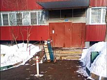 По просьбе жительницы района у подъезда дома на Петрозаводской установили урну