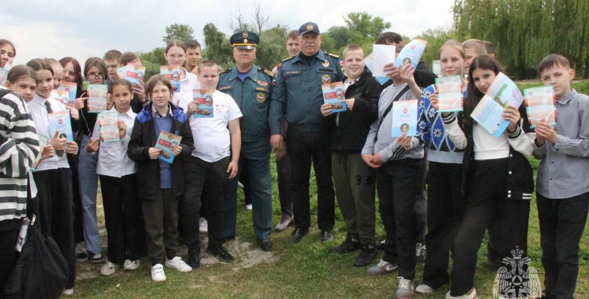 В Азове сотрудники МЧС провели для школьников урок безопасности на воде
