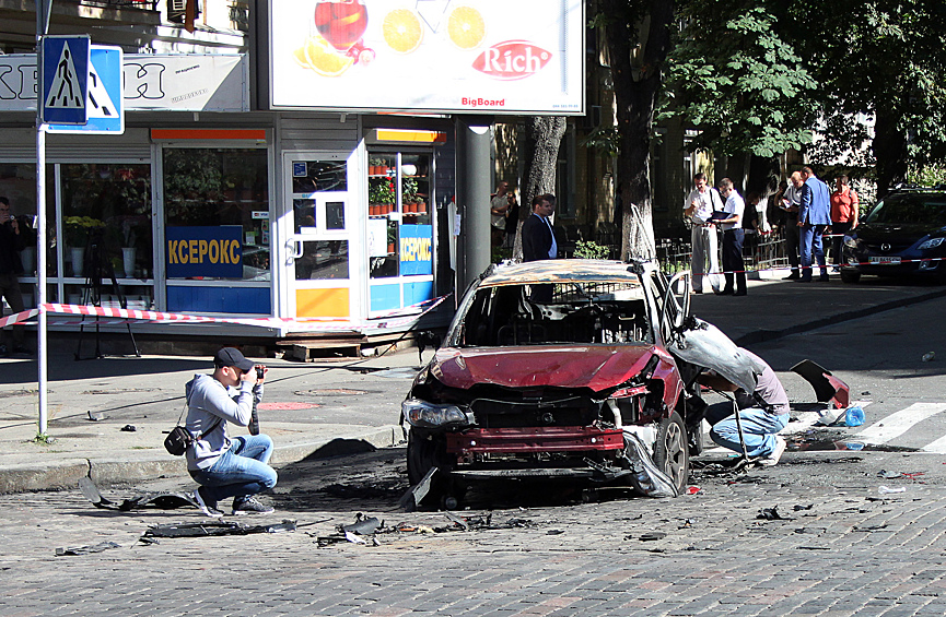 На месте взрыва автомобиля, в котором находился журналист Павел Шеремет, на перекрестке улиц Богдана Хмельницкого и Ивана Франко