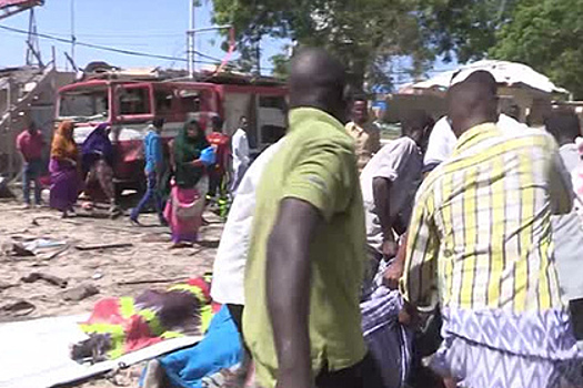 Опубликовано видео с места унесшего жизни 15 человек теракта в Сомали