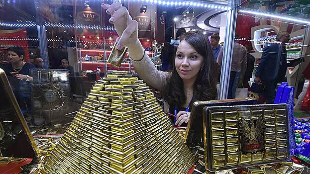 Инвесторы ищут защиты от ослабления доллара