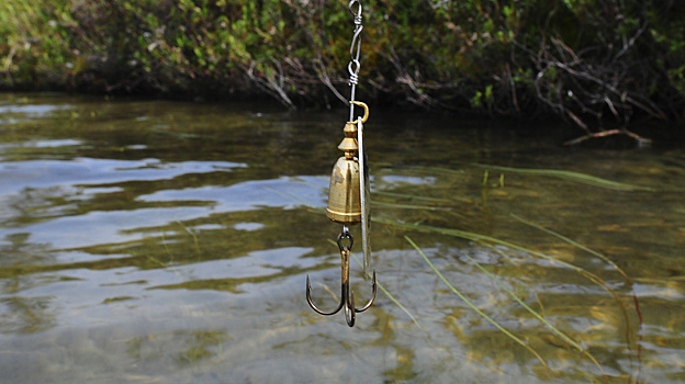 Свердловские рыбаки выловили щуку в почти пересохшем озере