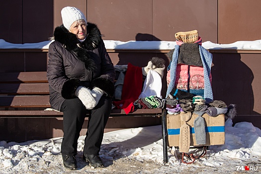 «Там бомбёжка, грохот, ужас»: бабушка с Украины вяжет и продаёт носки, чтобы выжить в Челябинске