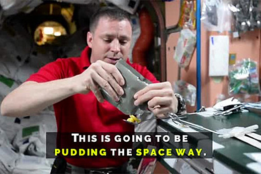 Астронавт НАСА построил в космосе башню из пудинга