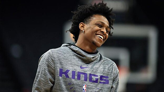 «Кто-то бросил в мою машину пакет из In-N-Out». Де’Аарон Фокс рассказал, как болельщики встречали команду в аэропорту