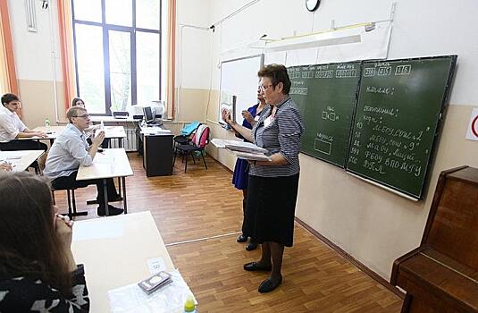 Стало известно, поднимут ли российским учителям зарплаты