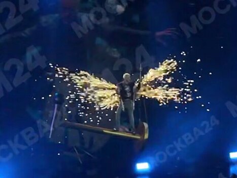 Филипп Киркоров обжег руки во время номера с пиротехникой на концерте