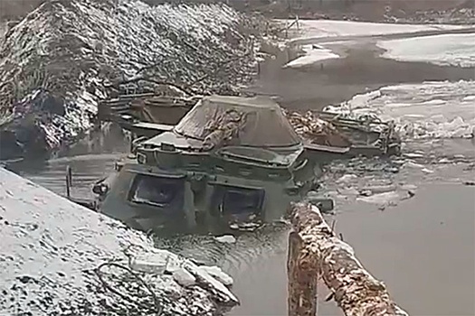 Украинский экипаж БТР решил переплыть пруд и утопил свою бронемашину