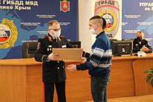 Министр внутренних дел по Республике Крым лично поблагодарил подростка, который помог полиции задержать преступника