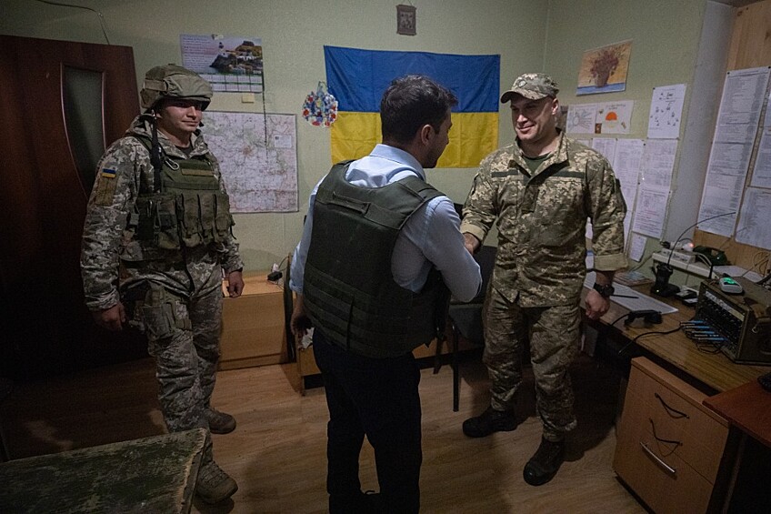 Кроме того, новый президент Украины побывал на передовой, на посте наблюдения и осмотрел блиндажи украинской армии в Станице Луганской.