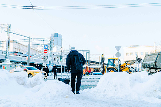 В Анадыре ветер срывает крыши, в Москве на подходе снегопад. Непогода добавила работы коммунальщикам