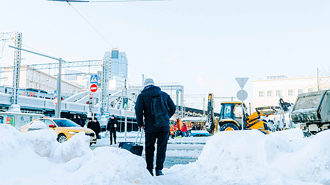В Анадыре ветер срывает крыши, в Москве на подходе снегопад. Непогода добавила работы коммунальщикам
