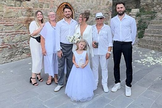 Певицу Риту Дакоту раскритиковали за «голое» платье на венчании