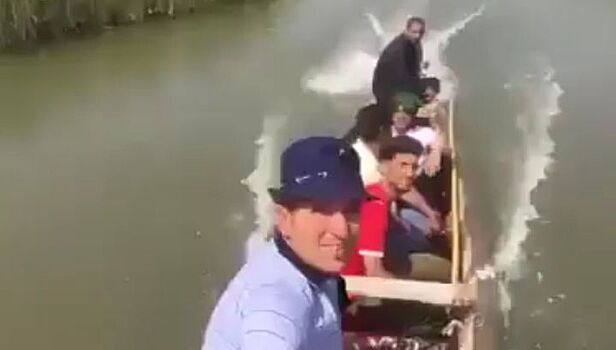 Две лодки столкнулись в болотах Ирака из-за селфи пассажира