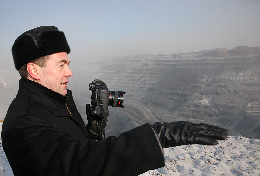 Дмитрий Медведев фотографирует панораму угольного разреза "Кедровский" в пригороде Кемерово, 2010