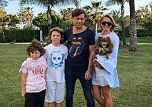 Солист «Би-2» с женой и детьми отдыхает в Испании