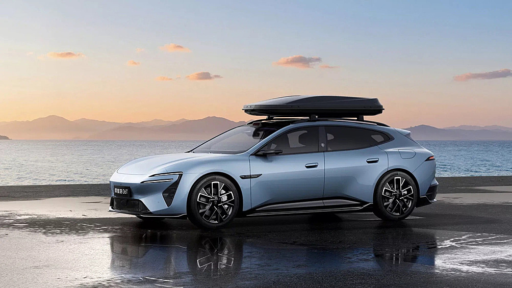 Сегмент универсалов возвращается к жизни усилиями китайских автопроизводителей. Недавно появились Zeekr 007GT и Nio ET5T , а сейчас свой ответ конкурентам подготовил Avatr, анонсировавший модель 06T. От седана Avatr 06 новинка отличается только типом кузова с пятой дверью, да нюансами оформления вроде новых фонарей и привычных дверных ручек.  Интерьер модели пока не раскрыт, как нет и никакой информации о технических характеристиках универсала. С большой долей вероятности Avatr 06T и по дизайну салона, и по гамме агрегатов будет унифицирован с базовой моделью, а значит можно ожидать как гибридных, так и полностью электрических модификаций новинки.