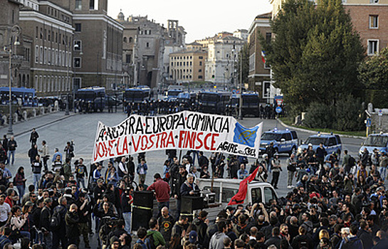 СМИ: несколько тысяч человек вышли на улицы Рима протестовать против ЕС