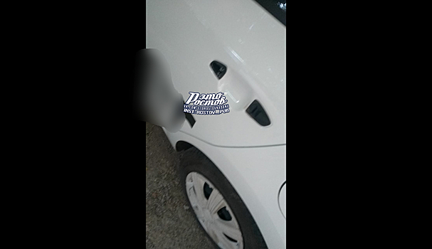 Ростовчанка привязала цепью машину таксиста за парковку во дворе многоэтажки