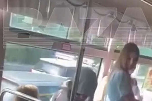 На видео попал момент нападения мужчины на школьницу в автобусе Находки