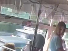 На видео попал момент нападения мужчины на школьницу в автобусе Находки