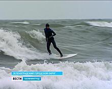 Калининградские сёрферы покоряют балтийскую волну независимо от времени года