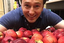 В Нижнем Новгороде Сергей Безруков посетил музей и наелся яблок