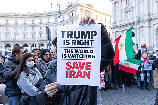 «Помощь уже в пути»: провокатор Трамп призвал иранцев продолжать протесты