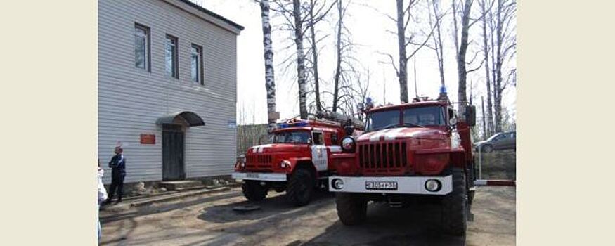 Из-за молнии возник пожар в цехе в Пестовском районе