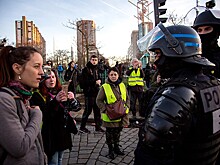 Оркестр Парижской оперы дал уличный концерт в поддержку протестов