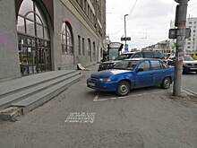 Мэрия Екатеринбурга и ГИБДД не могут поделить парковку возле ресторана в центре города