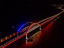 Арки Крымского моста подсветили цветами российского флага