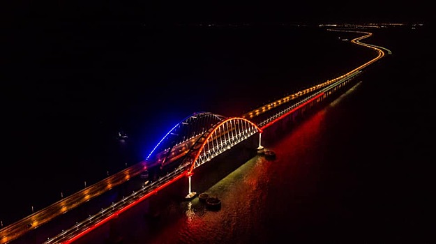 Арки Крымского моста подсветили цветами российского флага