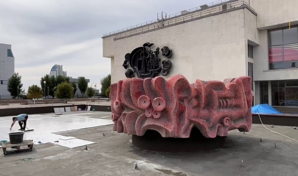 В центре Волгограда продолжается капремонт фонтана «Красные птицы»