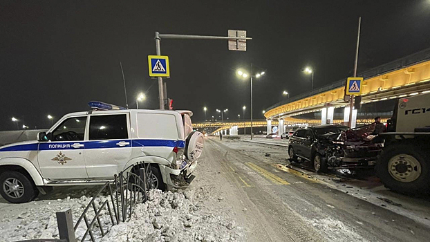 Тройное ДТП с участием полицейского авто и грейдера произошло в Новом Уренгое. ФОТО