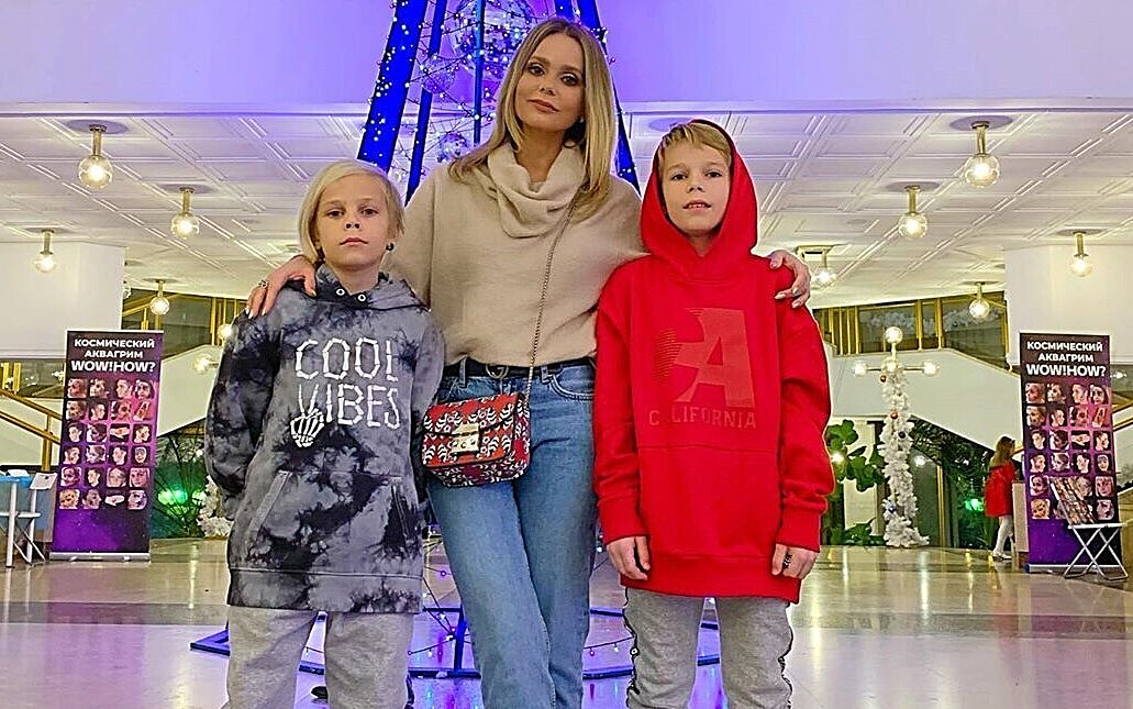 Экс-солистка «Блестящих» Ксения Новикова показала интервью с сыновьями-футболистами