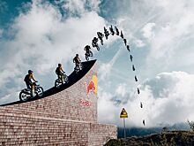 Французский экстремал прыгнул на мотоцикле со 135-метровой скалы