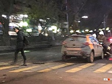 В центре Екатеринбурга столкнулись Toyota и каршеринговый автомобиль, пострадали два человека