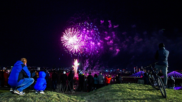 Несколько человек пострадали в Красноярске во время запуска фейерверка