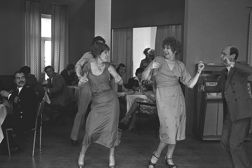 Людмила Гурченко, Наталья Назарова и Станислав Соколов на съемках фильма «Любимая женщина механика Гаврилова».  Снимаясь в фильме Петра Тодоровского «Любимая женщина механика Гаврилова», Людмила Гурченко часто не соглашалась с режиссером, переделывала диалоги и придумывала костюмы для своей героини. Картина была показана на Международном кинофестивале в Маниле. В конкурсе участвовали ленты с Мэрил Стрип и Роми Шнайдер. Тем не менее приз за лучшую женскую роль получила Людмила Гурченко.