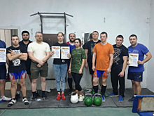 В Свердлвоской области полицейские в рамках акции «Студенческий десант» провели соревнования по гиревому спорту