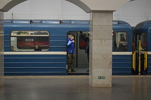 Пассажиры петербургского метро катались с открытыми дверями