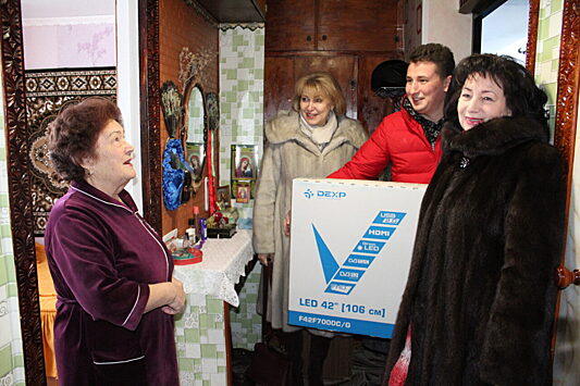 Молодогвардейцы поздравили с праздниками председателя Совета ветеранов Башмаковского района