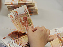 Средневзвешенный курс доллара вырос на 1,3 рубля