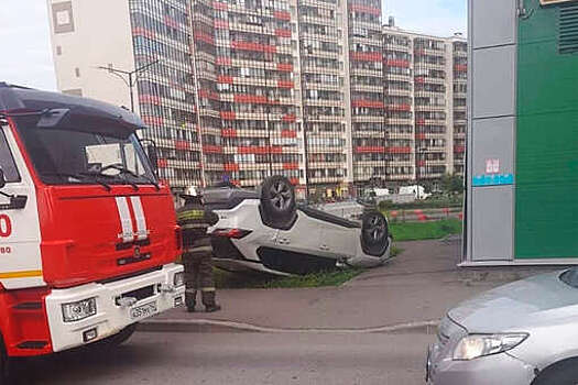 Под Петербургом женщина на Toyota врезалась в дом и перевернулась в процессе парковки
