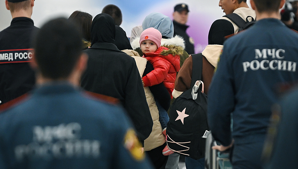 Российские граждане, эвакуированные из сектора Газа, в международном аэропорту Домодедово имени М.В. Ломоносова в Москве, ноябрь 2023 года