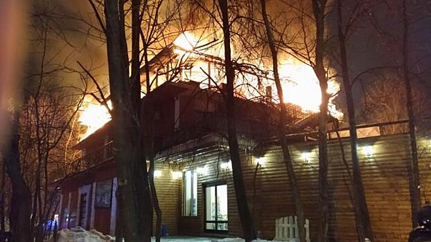 В Москве загорелся ресторан на шоссе Энтузиастов