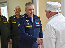 Замминистра обороны РФ генерал-полковник Юрий Садовенко вручил государственные награды участникам СВО в филиале ЦВКГ им. Вишневского