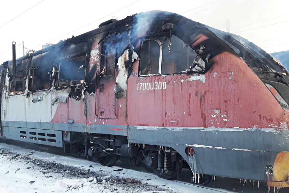 В Красноярске на железной дороге загорелся рельсовый автобус